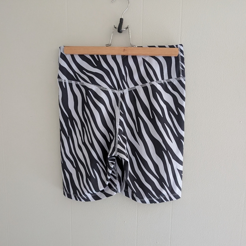 Nike Dri Fit Hi Rise Biker Shorts - Picture 4 of 6